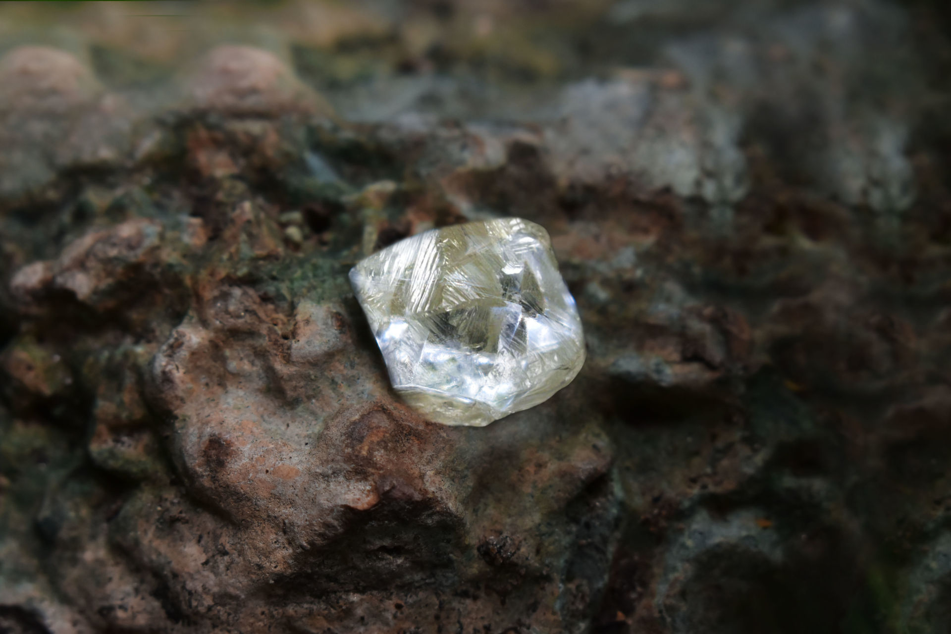 Vorschaubild zum Thema Rockwell-Härte von Messerklingen, ungeschliffener Diamant auf freigelegter Erde