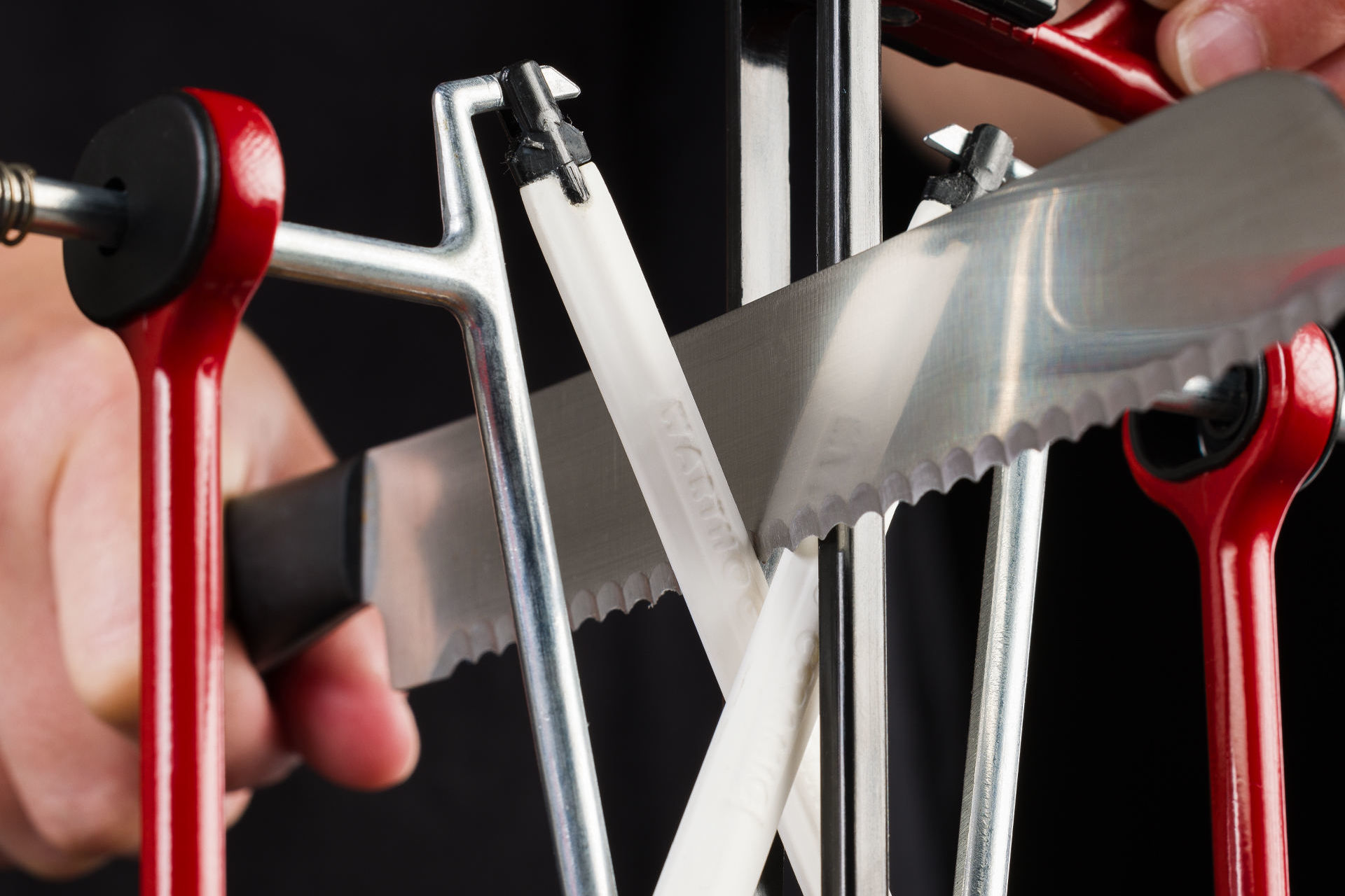 Vorschaubild zum Thema Schärfen von Messern mit Wellenschliff, Brotmesser beim Schärfen in V-Sharp Messerschärfer A4