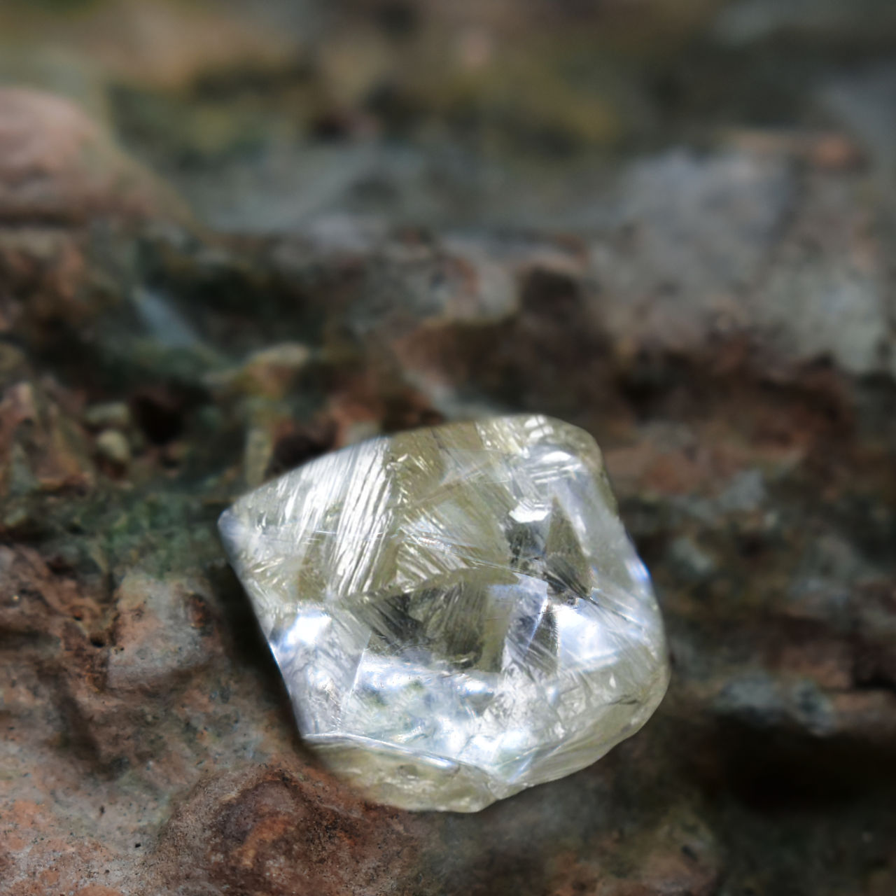 Diamant non affûté, bannière carrée sur le thème de la dureté Rockwell de l'acier des lames